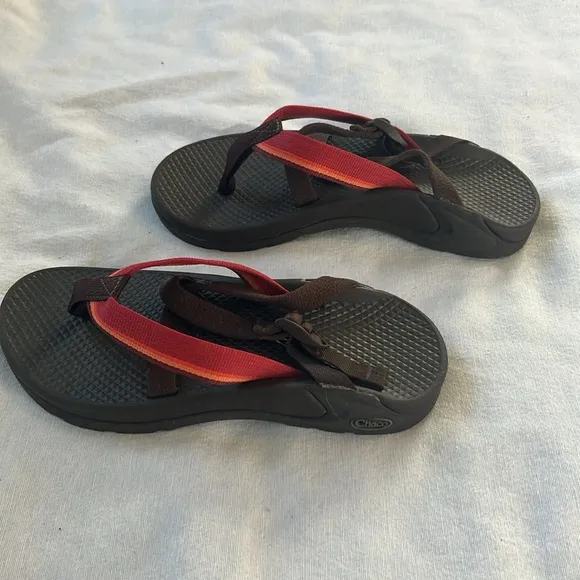 ⭐️ Chaco hiking sandals super strappy flip flops women 6.5