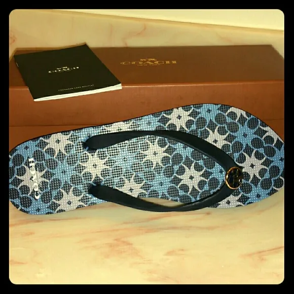 🆕 COACH Alessa Geometric Signature Flip Flops