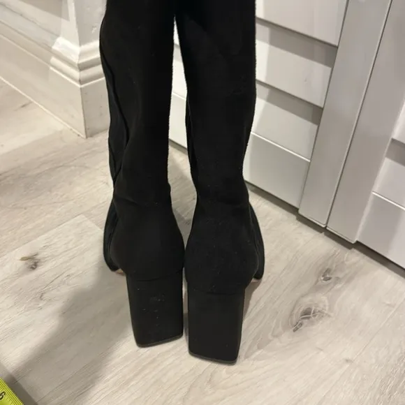 Aldo NWOT tall Boots in Black with thick Heel and side Zipper.
