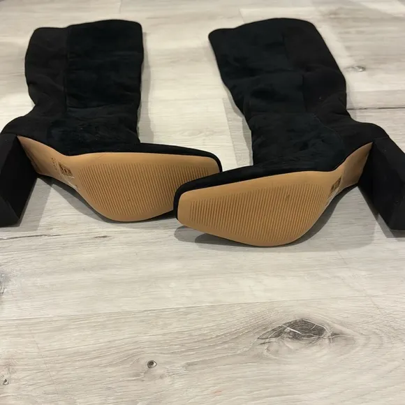 Aldo NWOT tall Boots in Black with thick Heel and side Zipper.
