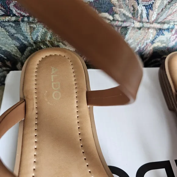 Aldo Spinella Women's Tan Faux Leather Strappy Flat Sandals Sz 6