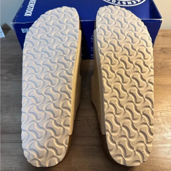 Birkenstock Arizona High Shine in Sand