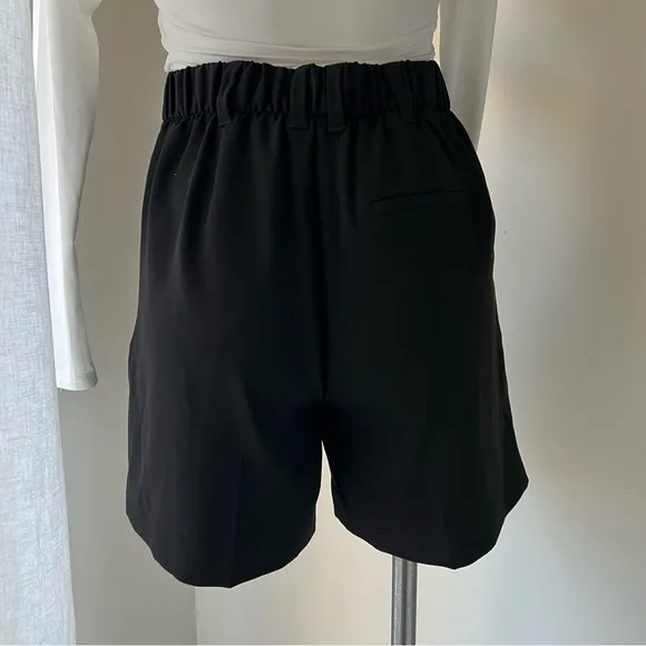 BNWT ELIE TAHARI HIGH WAISTED PLEATED SHORT BLACK SIZE 4 MUST HAVE THIS SEASON