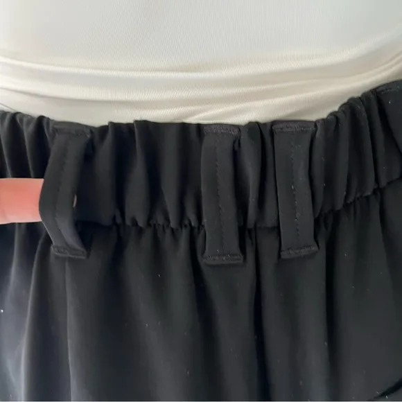BNWT ELIE TAHARI HIGH WAISTED PLEATED SHORT BLACK SIZE 4 MUST HAVE THIS SEASON