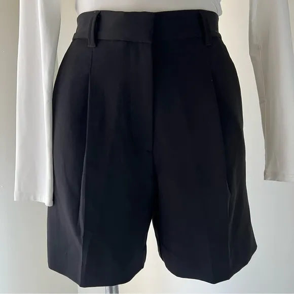 BNWT ELIE TAHARI HIGH WAISTED PLEATED SHORT BLACK SIZE 4 MUST HAVE THIS SEASON