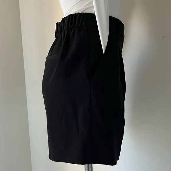 BNWT ELIE TAHARI HIGH WAISTED PLEATED SHORT BLACK SIZE 4 MUST HAVE THIS SEASON