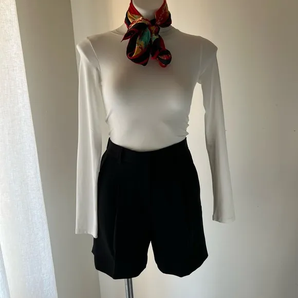 BNWT ELIE TAHARI HIGH WAISTED PLEATED SHORT BLACK SIZE 4 MUST HAVE THIS SEASON