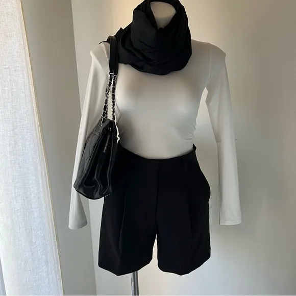 BNWT ELIE TAHARI HIGH WAISTED PLEATED SHORT BLACK SIZE 4 MUST HAVE THIS SEASON