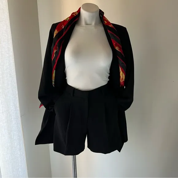 BNWT ELIE TAHARI HIGH WAISTED PLEATED SHORT BLACK SIZE 4 MUST HAVE THIS SEASON