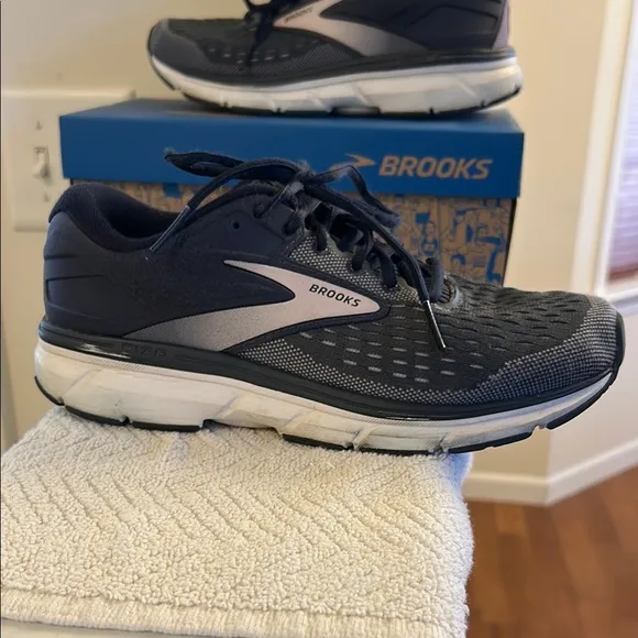 Brooks Dyad 11 Gray Sneakers Light Pink Trim Breathable Mesh Padded Tongue 8.5M