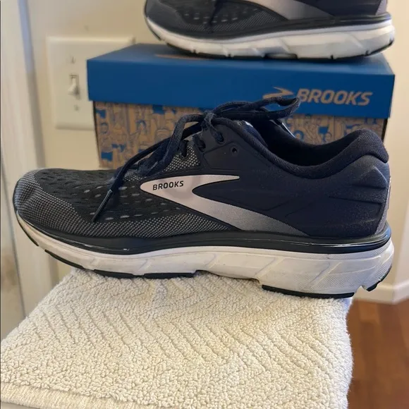 Brooks Dyad 11 Gray Sneakers Light Pink Trim Breathable Mesh Padded Tongue 8.5M