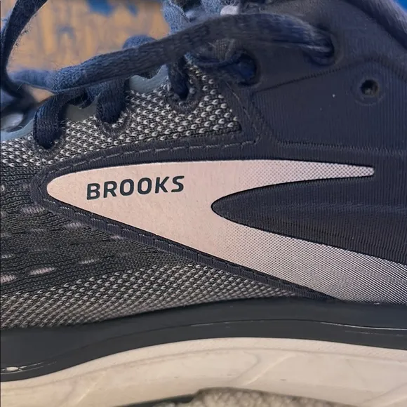 Brooks Dyad 11 Gray Sneakers Light Pink Trim Breathable Mesh Padded Tongue 8.5M