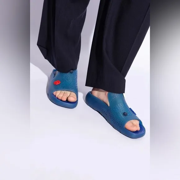 BURBERRY Men's Stingray Rubber Slide Sandals