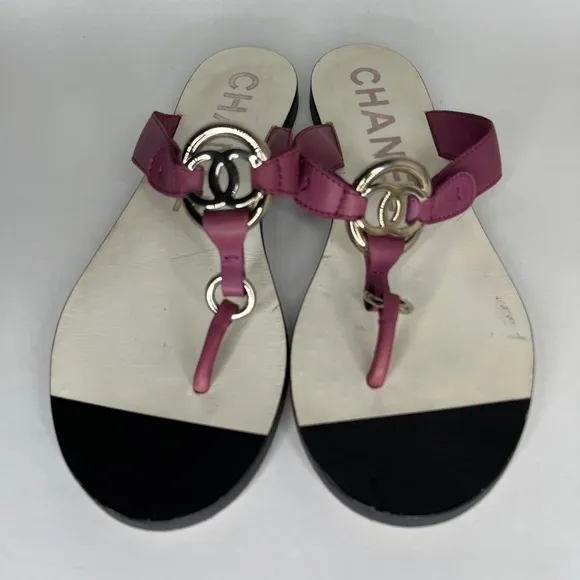 Chanel sandals flip flops women size 38.5 US 7.5 purple leather silver logo