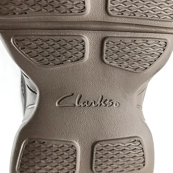 Clarks Men's Bradley Cove Brown Pebbled Leather Cut Out Upper Shoes Size 8M