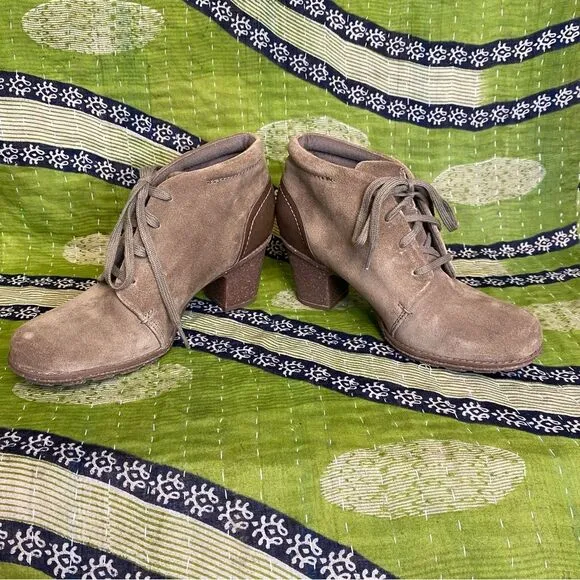 Clarks Sashlin Sue Olive Suede Ankle Booties Size 7