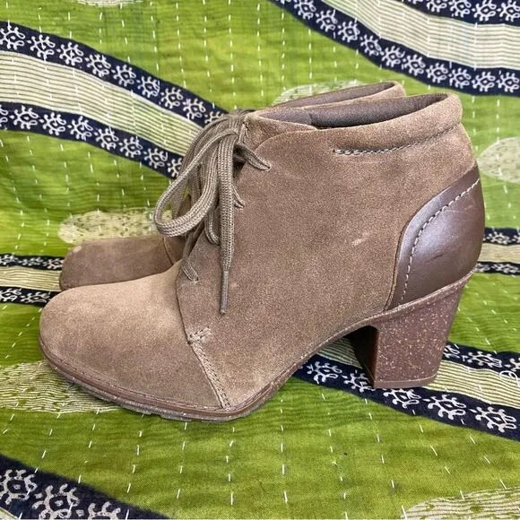 Clarks Sashlin Sue Olive Suede Ankle Booties Size 7