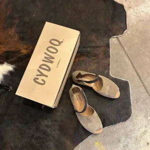 COPY - Women's Tan Suede Black Leather Shoes, Cydwoq Costa
