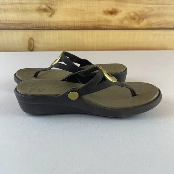 Crocs Sanrah Beveled Circle Womens 6 Comfort Wedge Flip Flops Sandals Brown Gold