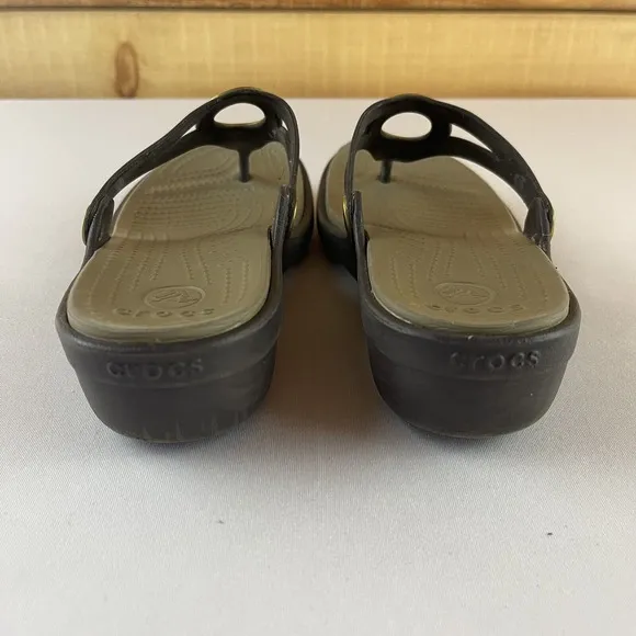 Crocs Sanrah Beveled Circle Womens 6 Comfort Wedge Flip Flops Sandals Brown Gold