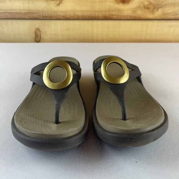 Crocs Sanrah Beveled Circle Womens 6 Comfort Wedge Flip Flops Sandals Brown Gold