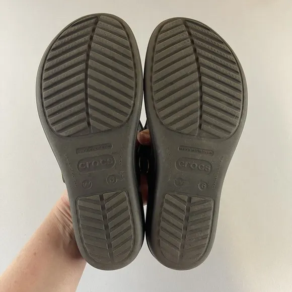 Crocs Sanrah Beveled Circle Womens 6 Comfort Wedge Flip Flops Sandals Brown Gold