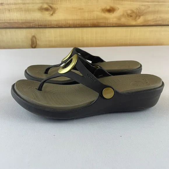 Crocs Sanrah Beveled Circle Womens 6 Comfort Wedge Flip Flops Sandals Brown Gold