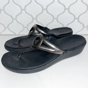 Crocs Women's Sanrah Sandal Size 9 Thong Slide Black Low Wedge Ring Detail