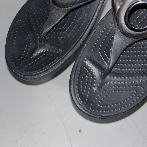 Crocs Women's Sanrah Sandal Size 9 Thong Slide Black Low Wedge Ring Detail