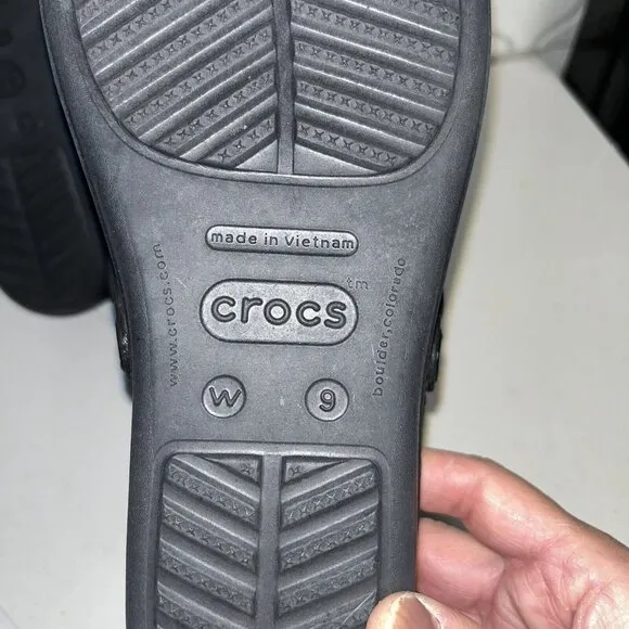 Crocs Women's Sanrah Sandal Size 9 Thong Slide Black Low Wedge Ring Detail