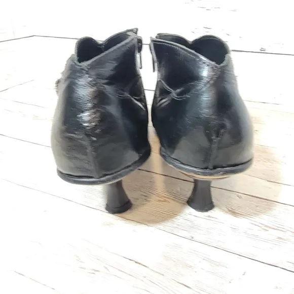 Cydwoq Vintage calfhair and leather booties
