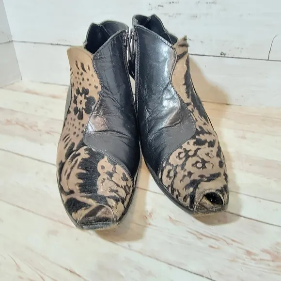 Cydwoq Vintage calfhair and leather booties