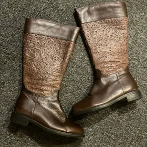 David Tate Brand Women's size 7W Bronco Style Brown Embossed Tall Boots