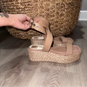 DOLCE VITA Cannes Sandal in Cafe Leather