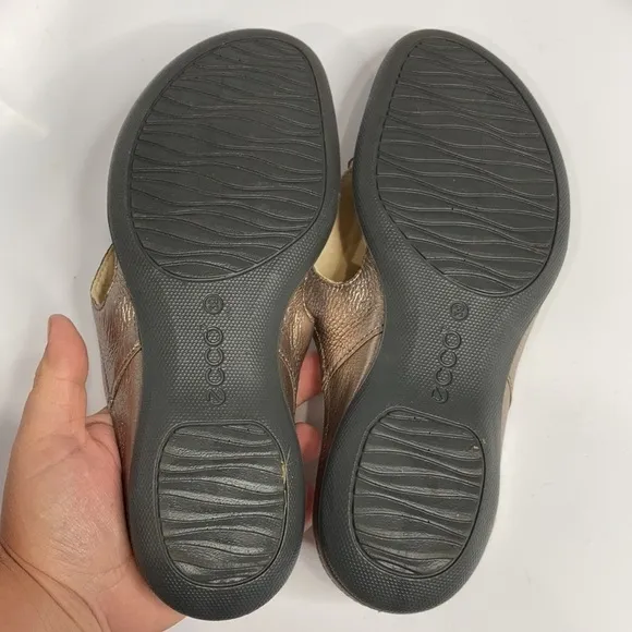 ECCO metallic leather flip flops sandals size 39