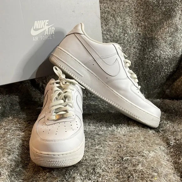 EUC- Men’s Nike Air Force 1 '07 Shoes