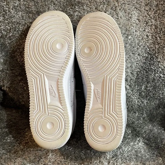 EUC- Men’s Nike Air Force 1 '07 Shoes