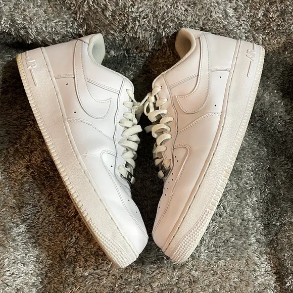 EUC- Men’s Nike Air Force 1 '07 Shoes