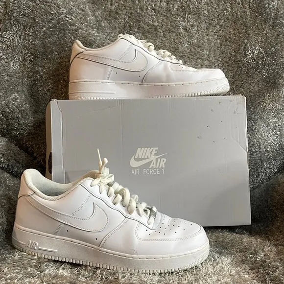 EUC- Men’s Nike Air Force 1 '07 Shoes