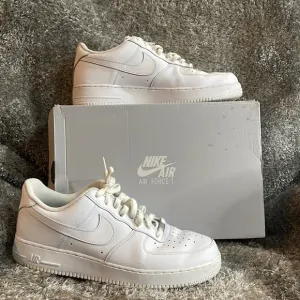 EUC- Men’s Nike Air Force 1 '07 Shoes