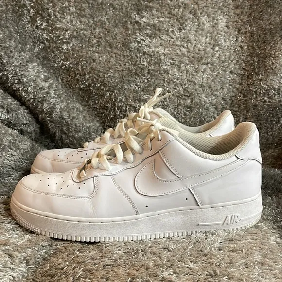 EUC- Men’s Nike Air Force 1 '07 Shoes