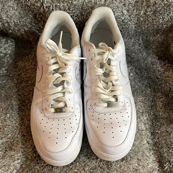 EUC- Men’s Nike Air Force 1 '07 Shoes