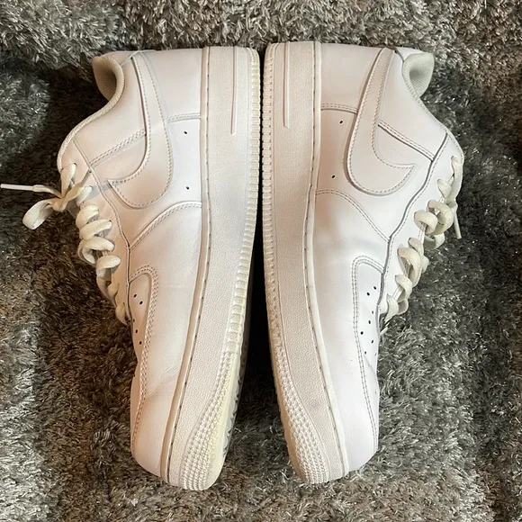 EUC- Men’s Nike Air Force 1 '07 Shoes