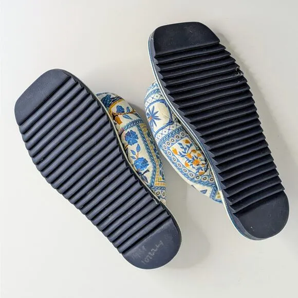 Farm Rio Puffy Sandals Womens 7 Navy Blue Yellow Flip Flops Floral Fabric Resort