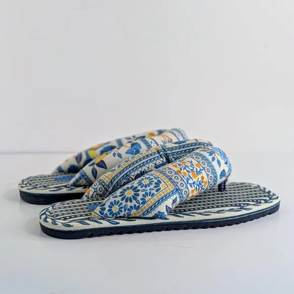 Farm Rio Puffy Sandals Womens 7 Navy Blue Yellow Flip Flops Floral Fabric Resort