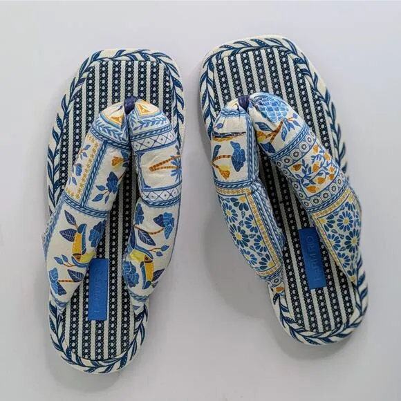 Farm Rio Puffy Sandals Womens 7 Navy Blue Yellow Flip Flops Floral Fabric Resort