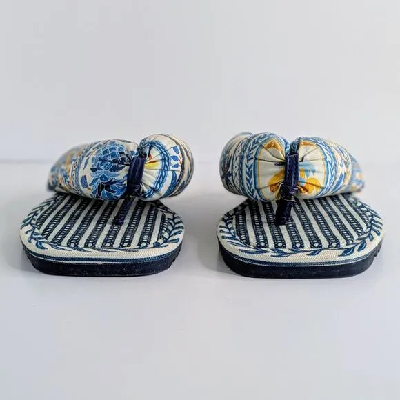 Farm Rio Puffy Sandals Womens 7 Navy Blue Yellow Flip Flops Floral Fabric Resort