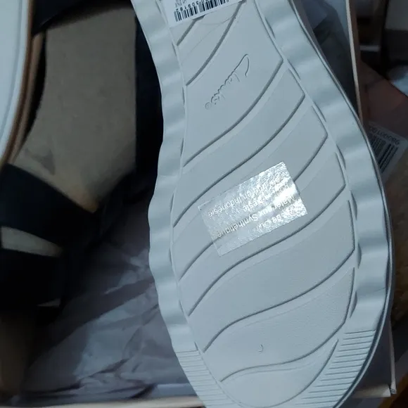 Feel light as a feather in these Womens Clarks® Collections Jillian Bright strap