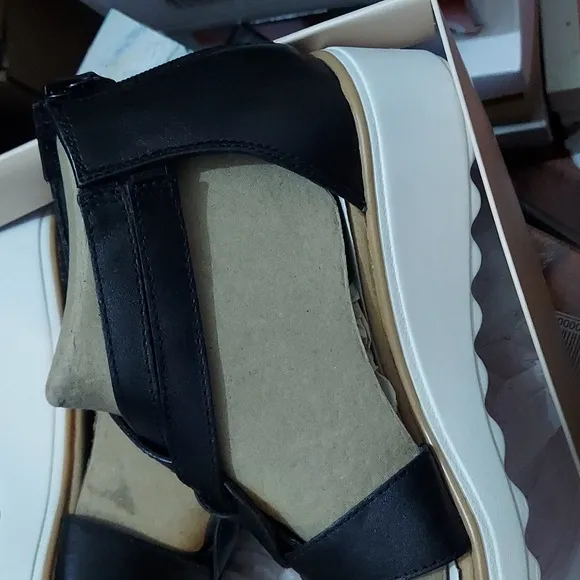 Feel light as a feather in these Womens Clarks® Collections Jillian Bright strap