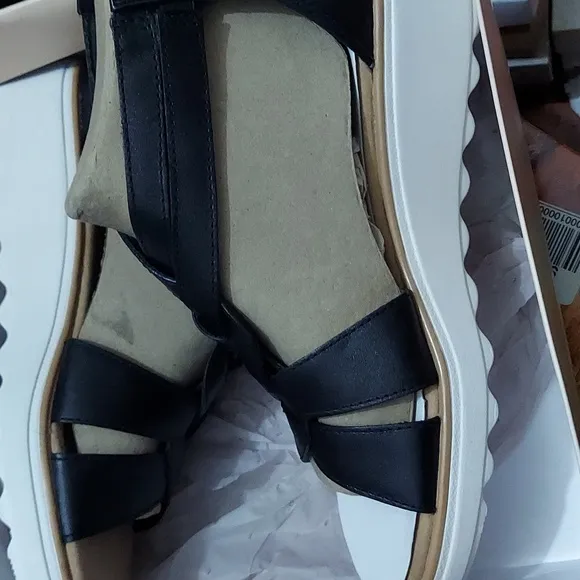 Feel light as a feather in these Womens Clarks® Collections Jillian Bright strap